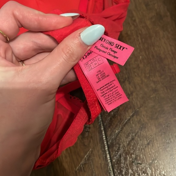 LA SENZA Beyond Sexy - Classic Plunge 34C - Picture 3 of 3